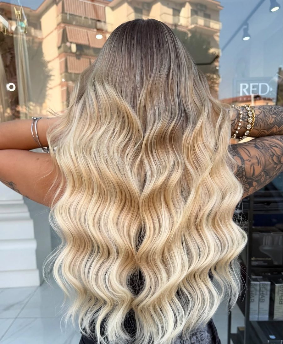 Capelli dopo il lavoro, biondo luminoso con onde