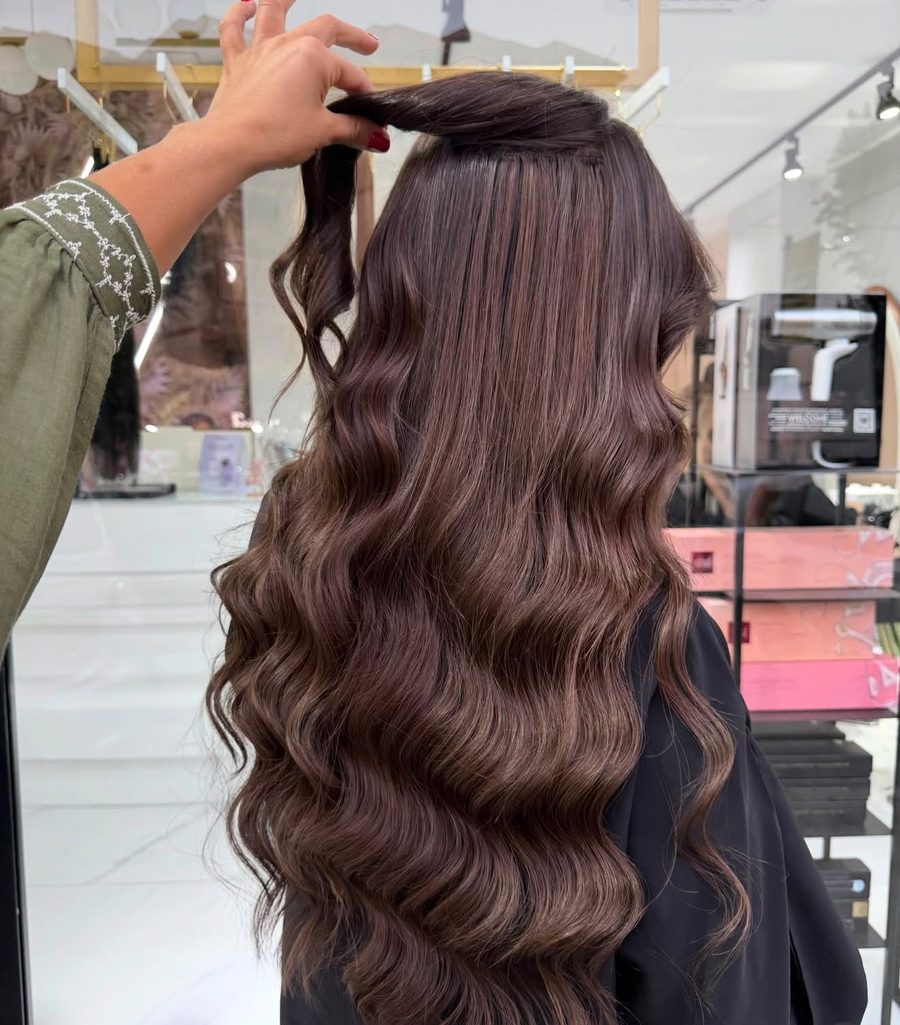 Capelli dopo il lavoro, castano con onde morbide