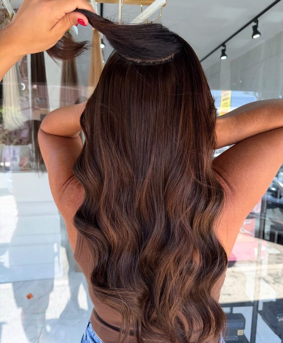 Capelli dopo il lavoro, castano scuro con onde